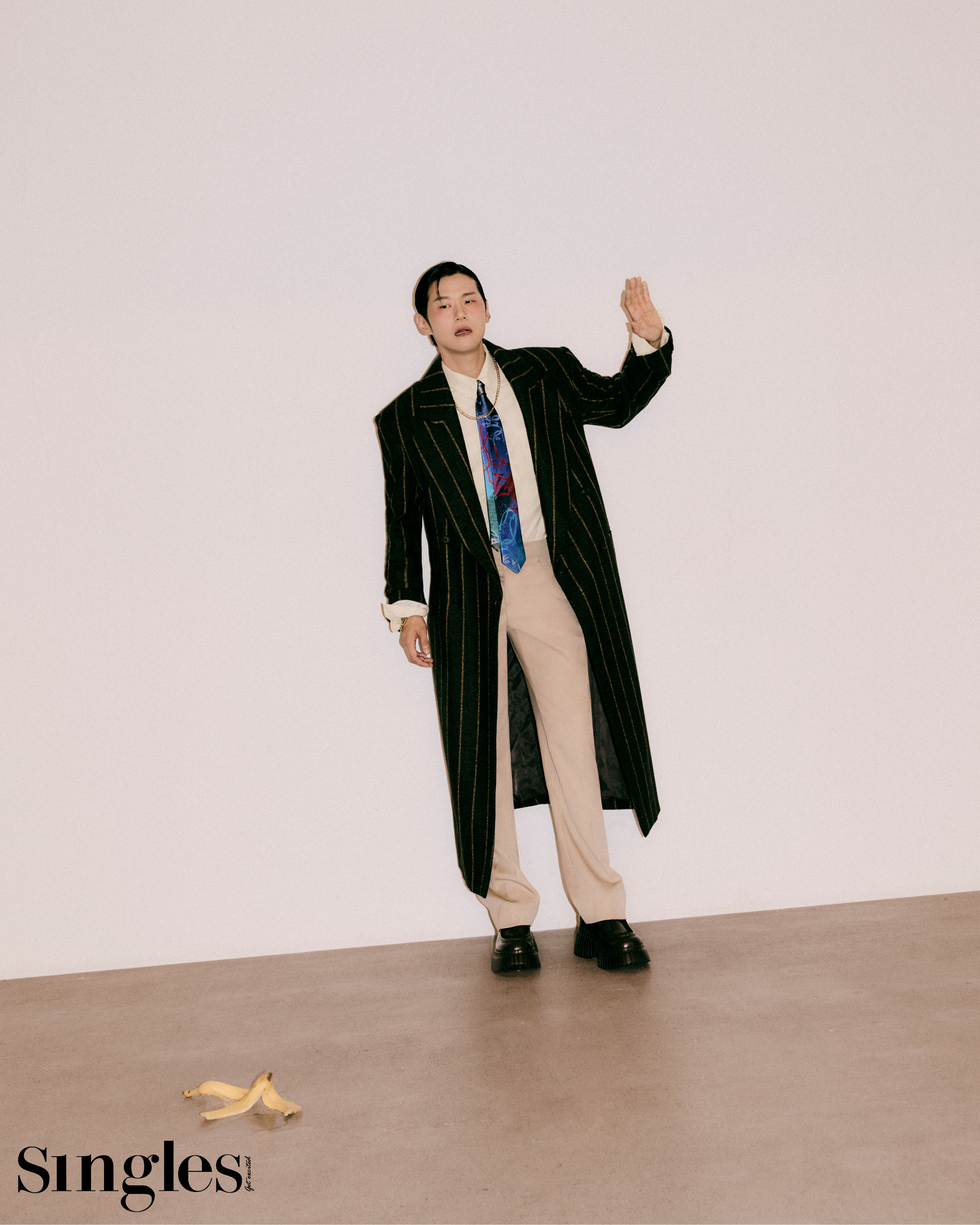 셀럽, 셀럽 화보, 싱글즈 화보, 가석방 심사관 이한신, 고수, 권유리, 백지원, 이학주, 보테가 베네타, 샵사이다, 더티스, 루부탱, 데우스, 옌드, 티링제이, 골든듀